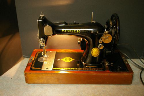1951 SINGER 128-3 &#039;S&#039; EMBLEM CELTIC SWIRL SEWING MACHINE W/WOODEN CASE- WORKING