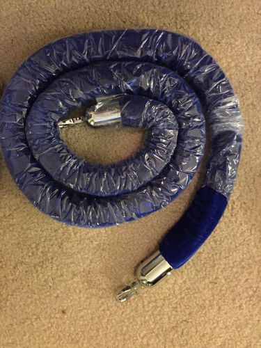 Displays2go 6 1/2-Feet Velvet Rope Barrier with Chrome Hooks - Blue (RP2MBUCH02)