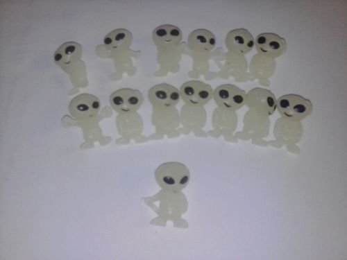 100 glow in the dark aliens for vending or party favors for sale