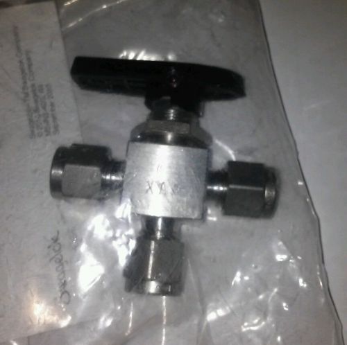 NEW! 1/4&#034; SWAGELOK SS-42GXS4 STAINLESS STEEL BALL VALVE. 3-WAY