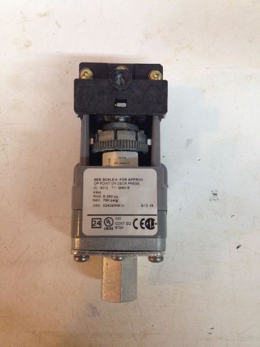 Square-D Pressure Switch, 9012GN06, SPDT, 1/4-18FNPT