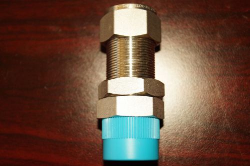 Swagelok 3/4 in X 3/4 Male NPT Bulkhead Male Connector (SS-1210-11-12)