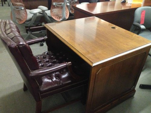 TRADITIONAL STYLE COMPUTER TABLE in MED OAK COLOR WOOD w/ CHAIR