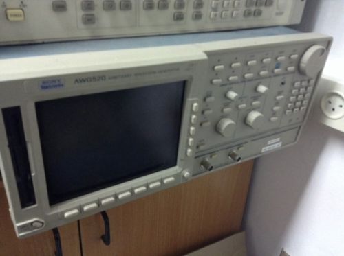 TEKTRONIX AWG520 ARBITRARY WAVEFORM GENERATOR 2 CH, 1 GS/s