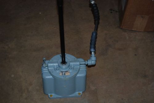 ENERPAC P-25 HYDRAULIC HAND PUMP W/ SHORT HOSE MINT 2500 PSI