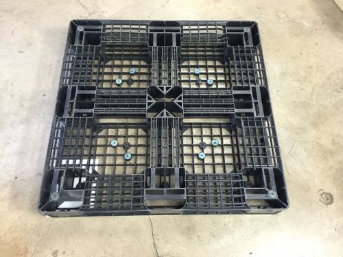 Used Plastic Pallet 43.25&#034;x43.25&#034;x5&#034;