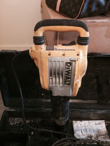 Dewalt D25901K Heavy Duty 14 AMP SDS Max Demolition Hammer with Shocks