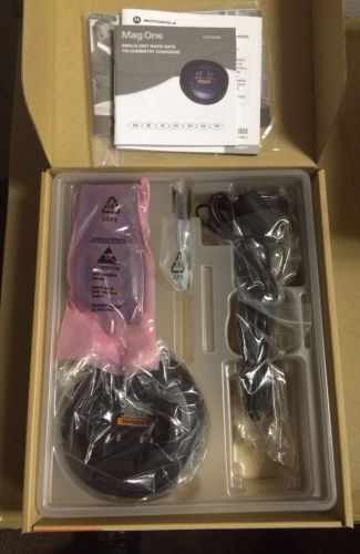 NEW Motorola MagOne BPR40 Two Way Radios UHF 450-470 8 Ch AAH84RCS8AA1AN