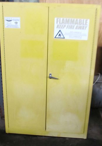 EAGLE 1947 FLAMMABLE STORAGE CABINET  45 GAL  3 SHELVES