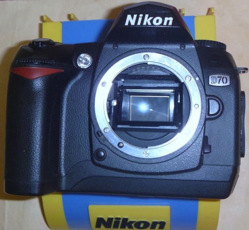 NIKON D-70 DIGITAL CAMERA FOR PARTS OF REPAIR. SEE PICS FOR MISSING PART