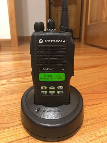 Motorola ht1250ls+ uhf 450-527mhz aah25sdh9dp7an 32ch antenna batt + new charger for sale