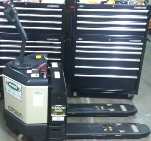 Crown walkie power pallet truck jack 6000 lbs, 39 hours of use, great machine.