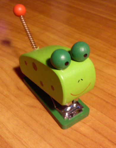 Mini stapler wooden figure frog - green - ideal for kids &amp; school -new -free p&amp;p for sale