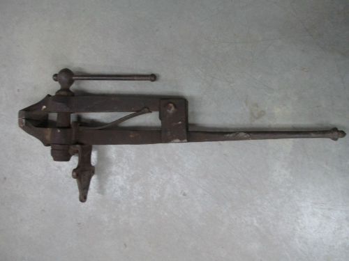 LARGE ANTIQUE BLACKSMITH PEG/POST LEG VISE 180 LBS 6.5&#034; JAWS 41&#034; TALL WILL SHIP