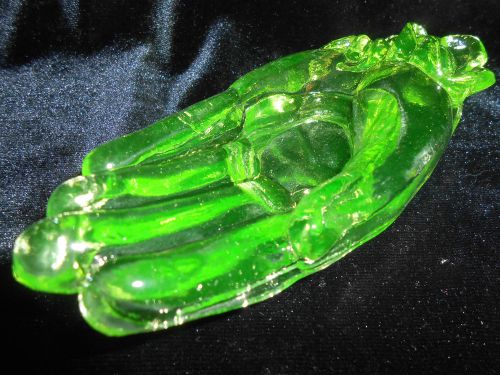 Vaseline glass flower hand pattern hat pin tray dish jewelry dresser tip uranium