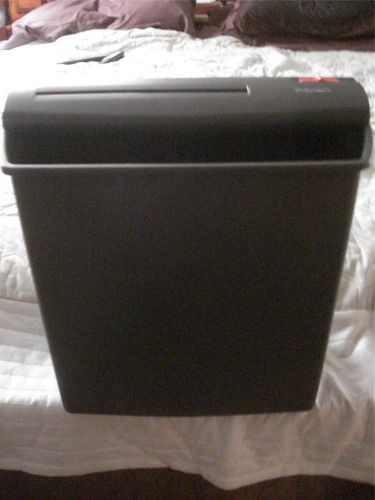 FELLOWES P500 PAPER SHREDDER (14&#034; x 15 1/2&#034; X 7 1/2&#034;)