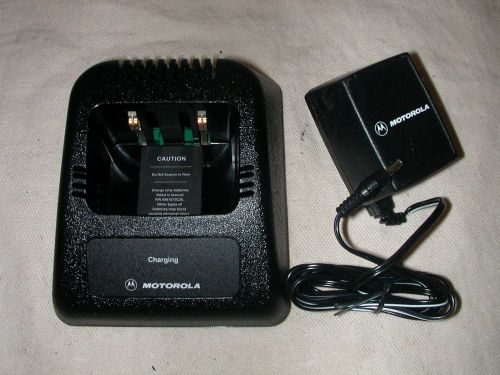 Motorola Two Way Radio Battery Charger NTN1174A w/ ac adapter New