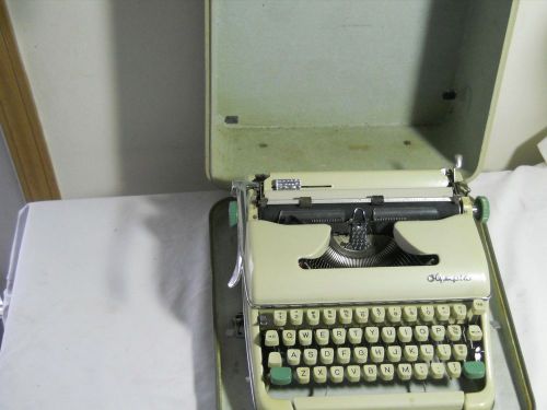 VINTAGE PORTABLE OLYMPIA WERKE AG WILHELMSHAVEN TYPEWRITER WESTERN GERMANY