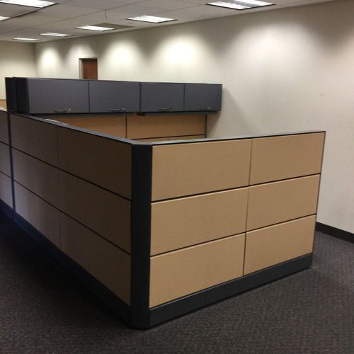 LARGE Teknion Work Station - Cubicle, 9.5&#039; x 8.5&#039; x 6.4&#039;, w/4 shelves, w/keys