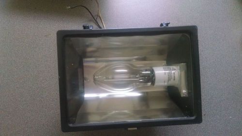 NEW 70 WATT METAL FLOODLIGHT WIRED 120V