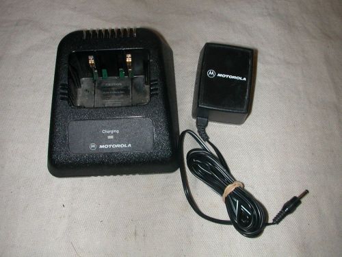 Motorola Two Way Radio Battery Charger NTN1174A w/ ac adapter