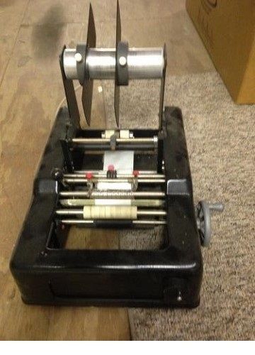 Advent Model 301 Manual Pressure Sensitive Bottle Labeler LABEL MACHINE