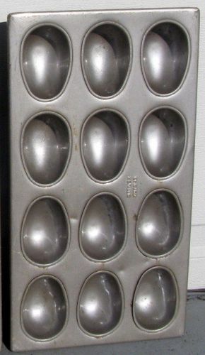 ** CHICAGO - Metallic - COMMERCIAL - EGG cake BAKING PANS - 12 cakes **