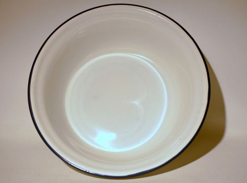 Vintage 12&#034; 1/2 Bumper Harvest Enamelware Bowl white Blue Trim 202P-1